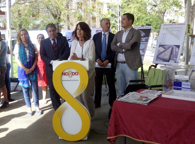 La comisionada para el Polígono Sur, María del Mar González, hace uso de la palabra respaldada por la subdelegada del Gobierno, el alcalde, el delegado de Urbanismo y el del Distrito Sur. La comisionada para el Polígono Sur, María del Mar González, hace uso de la palabra respaldada por la subdelegada del Gobierno, el alcalde, el delegado de Urbanismo y el del Distrito Sur.