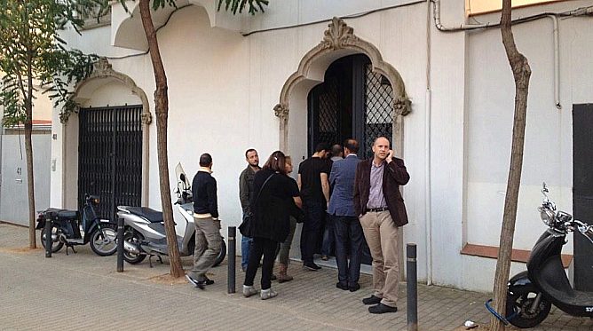 Los policías, a la puerta del domicilio de Oleguer Pujol, en la parte alta de Barcelona Los policías, a la puerta del domicilio de Oleguer Pujol, en la parte alta de Barcelona
