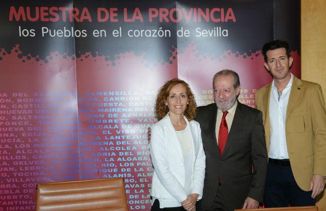 Fernando Rodríguez Villalobos, en el centro, escoltado por la presidenta de Prodetur y el diputado provincial de Empleo. Fernando Rodríguez Villalobos, en el centro, escoltado por la presidenta de Prodetur y el diputado provincial de Empleo.