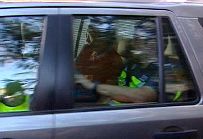 Foto sacada de un video de EFE TV en el que se ve a Oleguer Pujol, hijo menor del expresidente catalán Jordi Pujol, junto a un policía en el asiento trasero de un coche Foto sacada de un video de EFE TV en el que se ve a Oleguer Pujol, hijo menor del expresidente catalán Jordi Pujol, junto a un policía en el asiento trasero de un coche