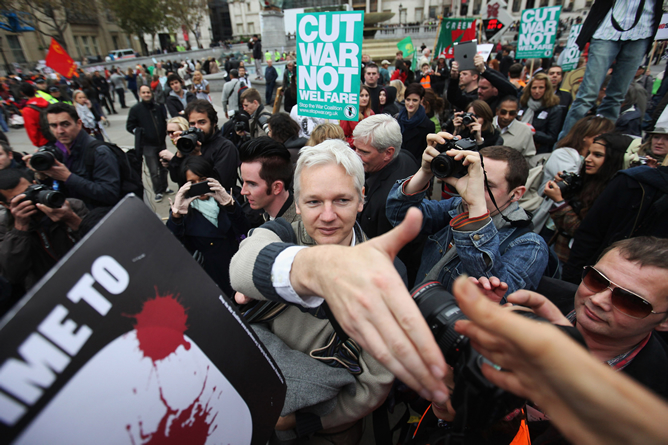 Julian Assange, saluda a sus defensores en Trafalgar Square, donde acudió a una manifestación pacifista organizada por Stop the War en octubre de 2011. Julian Assange, saluda a sus defensores en Trafalgar Square, donde acudió a una manifestación pacifista organizada por Stop the War en octubre de 2011.