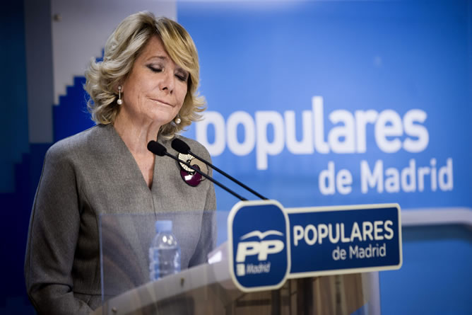 La presidenta del PP de Madrid, Esperanza Aguirre, durante la rueda de prensa ofrecida esta tarde en la sede del partido. Aguirre ha asumido hoy su responsabilidad por haber nombrado a Francisco Granados como alto cargo tanto de la Comunidad de Madrid como del partido en Madrid y ha pedido perdón a los ciudadanos y a los militantes. La presidenta del PP de Madrid, Esperanza Aguirre, durante la rueda de prensa ofrecida esta tarde en la sede del partido. Aguirre ha asumido hoy su responsabilidad por haber nombrado a Francisco Granados como alto cargo tanto de la Comunidad de Madrid como del partido en Madrid y ha pedido perdón a los ciudadanos y a los militantes.