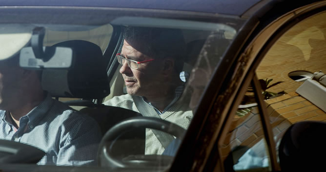 El exconsejero de Presidencia de la Comunidad de Madrid Francisco Granados sale a primera hora de la tarde en un coche de la Guardia Civil, de su domicilio de la localidad madrileña de Valdemoro El exconsejero de Presidencia de la Comunidad de Madrid Francisco Granados sale a primera hora de la tarde en un coche de la Guardia Civil, de su domicilio de la localidad madrileña de Valdemoro