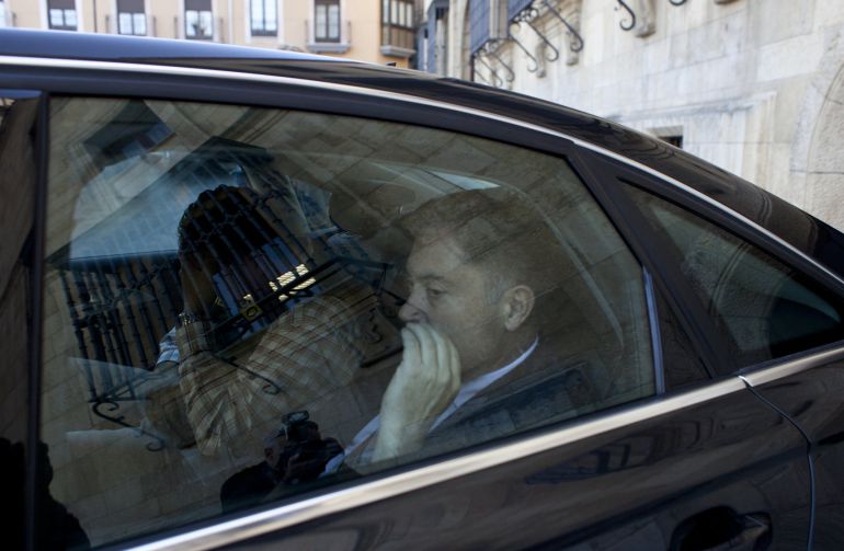 27.10.14 LEON El presidente de la Diputación de León, Marcos Martinez, a su salida del edificio en un coche acompañado por miembros de la Guardia Civil, tras haber sido detenido hoy, 27 de Octubre de 2014, durante una operación anticorrupción.// Foto: Andrés Martinez Casares. 27.10.14 LEON El presidente de la Diputación de León, Marcos Martinez, a su salida del edificio en un coche acompañado por miembros de la Guardia Civil, tras haber sido detenido hoy, 27 de Octubre de 2014, durante una operación anticorrupción.// Foto: Andrés Martinez Casares.