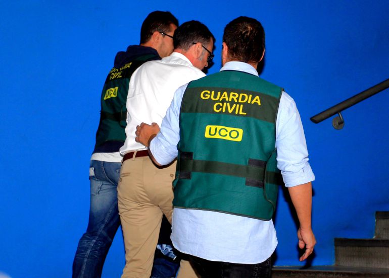 Operacion Punica. El alcade de Parla Jose Maria Fraile a su llegada al ayuntamiento.(DVD 697) Operacion Punica. El alcade de Parla Jose Maria Fraile a su llegada al ayuntamiento.(DVD 697)