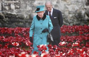 La reina Isabel visitando la Torre de Londres La reina Isabel visitando la Torre de Londres