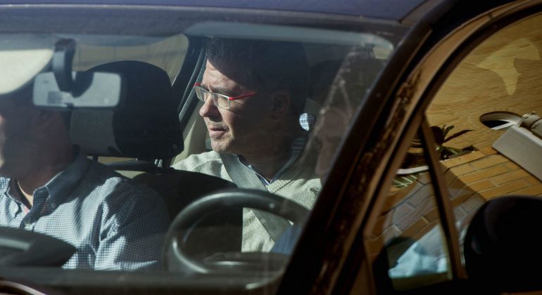 El exconsejero de Presidencia de la Comunidad de Madrid Francisco Granados sale a primera hora de la tarde en un coche de la Guardia Civil, de su domicilio de la localidad madrileña de Valdemoro El exconsejero de Presidencia de la Comunidad de Madrid Francisco Granados sale a primera hora de la tarde en un coche de la Guardia Civil, de su domicilio de la localidad madrileña de Valdemoro