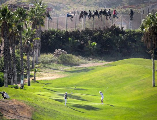 Al menos doce inmigrantes, encaramados en la valla de Melilla frente al campo de golf situado al lado de la alambrada que separa la ciudad autonoma de Marruecos/ Fotografia Jose Palazon / Pro.de.in Al menos doce inmigrantes, encaramados en la valla de Melilla frente al campo de golf situado al lado de la alambrada que separa la ciudad autonoma de Marruecos/ Fotografia Jose Palazon / Pro.de.in