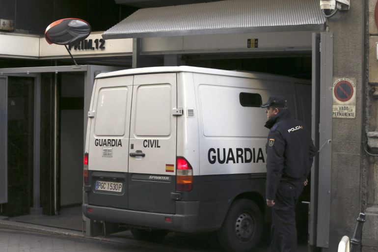 GRA005. MADRID, 29/10/2014.- Un furgón de la Guardia Civil entra esta mañana en la Audiencia Nacional, donde el juez Eloy Velasco tiene previsto comenzar a tomar declaración al medio centenar de acusados en la Operación Púnica, una trama de corrupción municipal y regional que cobraba comisiones a cambio de la adjudicación de obras y servicios. EFE/Fernando Alvarado GRA005. MADRID, 29/10/2014.- Un furgón de la Guardia Civil entra esta mañana en la Audiencia Nacional, donde el juez Eloy Velasco tiene previsto comenzar a tomar declaración al medio centenar de acusados en la Operación Púnica, una trama de corrupción municipal y regional que cobraba comisiones a cambio de la adjudicación de obras y servicios. EFE/Fernando Alvarado