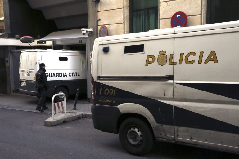 GRA006. MADRID, 29/10/2014.- Un furgón de la Guardia Civil entra esta mañana en la Audiencia Nacional, donde el juez Eloy Velasco tiene previsto comenzar a tomar declaración al medio centenar de acusados en la Operación Púnica, una trama de corrupción municipal y regional que cobraba comisiones a cambio de la adjudicación de obras y servicios. EFE/Fernando Alvarado GRA006. MADRID, 29/10/2014.- Un furgón de la Guardia Civil entra esta mañana en la Audiencia Nacional, donde el juez Eloy Velasco tiene previsto comenzar a tomar declaración al medio centenar de acusados en la Operación Púnica, una trama de corrupción municipal y regional que cobraba comisiones a cambio de la adjudicación de obras y servicios. EFE/Fernando Alvarado