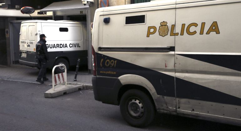 Un furgón de la Guardia Civil entra en la Audiencia Nacional, donde el juez Eloy Velasco toma declaración al medio centenar de acusados Un furgón de la Guardia Civil entra en la Audiencia Nacional, donde el juez Eloy Velasco toma declaración al medio centenar de acusados