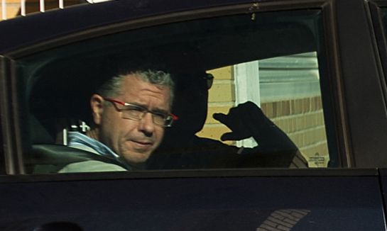 MADRID, SPAIN - OCTOBER 27: Francisco Granados (L), former Popular Party senator and deputy first minister of Madrid leaves his house in a police car after being arrested along with dozens of other politicians accross Spain in an anti-fraud operation on October 27, 2014 in Madrid, Spain. (Photo by Denis Doyle/Getty Images) MADRID, SPAIN - OCTOBER 27: Francisco Granados (L), former Popular Party senator and deputy first minister of Madrid leaves his house in a police car after being arrested along with dozens of other politicians accross Spain in an anti-fraud operation on October 27, 2014 in Madrid, Spain. (Photo by Denis Doyle/Getty Images)