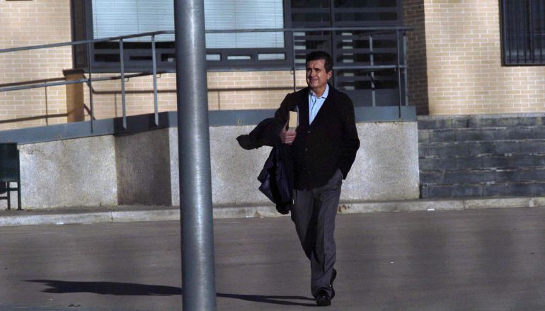 GRA350. SEGOVIA, 31/10/2014.- El exministro y expresidente de Baleares, Jaume Matas, en el momento de abandonar hoy el módulo de régimen abierto del centro penitenciario de Segovia, donde cumple condena de nueve meses por un delito de tráfico de influencias, de permiso de fin de semana al tener el tercer grado penitenciario. EFE/Aurelio Martín GRA350. SEGOVIA, 31/10/2014.- El exministro y expresidente de Baleares, Jaume Matas, en el momento de abandonar hoy el módulo de régimen abierto del centro penitenciario de Segovia, donde cumple condena de nueve meses por un delito de tráfico de influencias, de permiso de fin de semana al tener el tercer grado penitenciario. EFE/Aurelio Martín