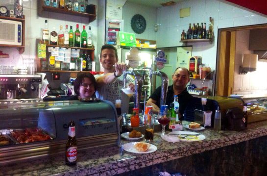 Pablo Mora tirando una caña en el Café Mónica de Madrid Pablo Mora tirando una caña en el Café Mónica de Madrid