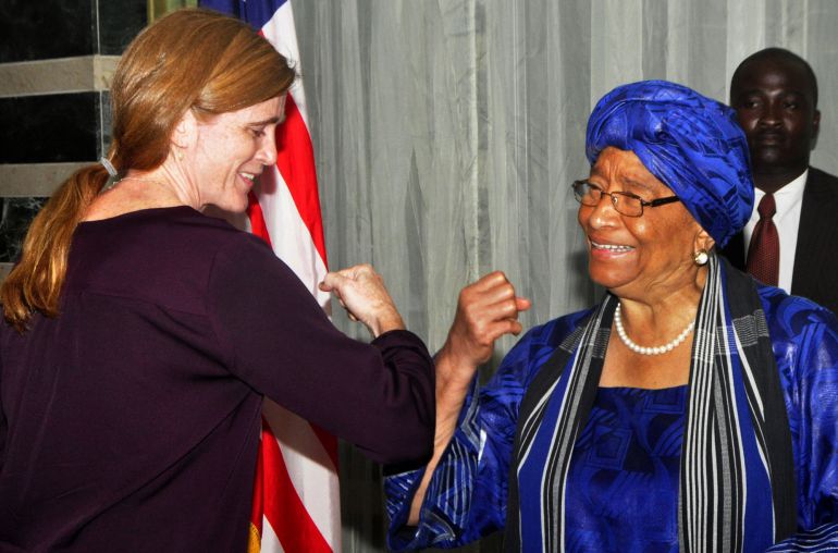 La embajadora de EEUU ante Naciones Unidas, Samantha Power, saluda a la presidenta de Liberia, Ellen Johnson Sirleaf, al modo ya conocido como "apretón de manos del ébola" durante su visita a ese país La embajadora de EEUU ante Naciones Unidas, Samantha Power, saluda a la presidenta de Liberia, Ellen Johnson Sirleaf, al modo ya conocido como "apretón de manos del ébola" durante su visita a ese país