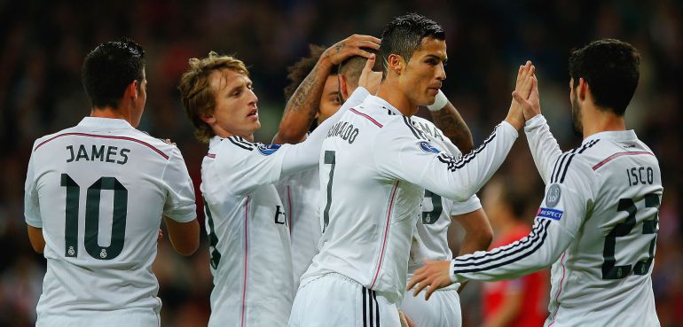 Los jugadores del Real Madrid celebran el gol conseguido ante el Liverpool en el Bernabéu. Los jugadores del Real Madrid celebran el gol conseguido ante el Liverpool en el Bernabéu.