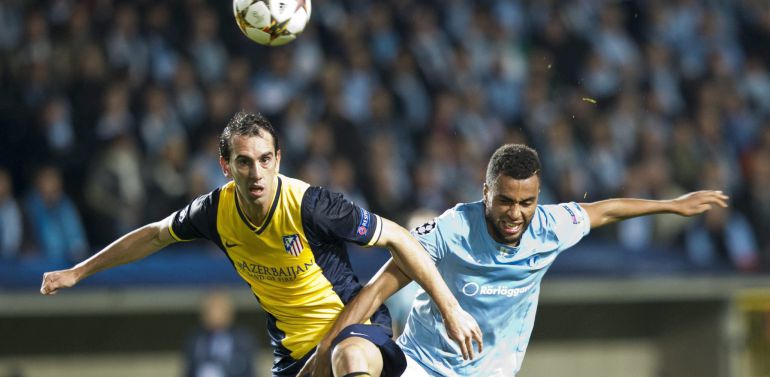 El jugador del Malmö Isaac Kiese Thelin (dcha) pelea por el control del balón con el defensa uruguayo del Atlético de Madrid, Diego Godín, durante el partido del grupo A de la Liga de Campeones disputado en el New Stadium de Malmo, Suecia, el 4 de noviembre del 2014. EFE/Andreas Hillergren PROHIBIDO SU USO EN SUECIA El jugador del Malmö Isaac Kiese Thelin (dcha) pelea por el control del balón con el defensa uruguayo del Atlético de Madrid, Diego Godín, durante el partido del grupo A de la Liga de Campeones disputado en el New Stadium de Malmo, Suecia, el 4 de noviembre del 2014. EFE/Andreas Hillergren PROHIBIDO SU USO EN SUECIA