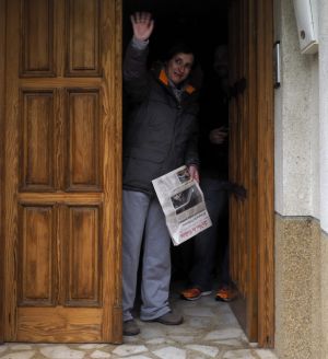 Teresa Romero saluda a los periodistas en su casa en Becerreá (Lugo). Teresa Romero saluda a los periodistas en su casa en Becerreá (Lugo).