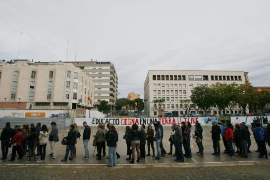 Colas de personas a la entrada del Instituto Marti i Franques Colas de personas a la entrada del Instituto Marti i Franques