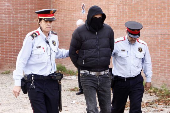 Detencion de dos individuos que entraron el la Escola Hosteleria de Girona y rompieron 2 urnas en plena votación Detencion de dos individuos que entraron el la Escola Hosteleria de Girona y rompieron 2 urnas en plena votación
