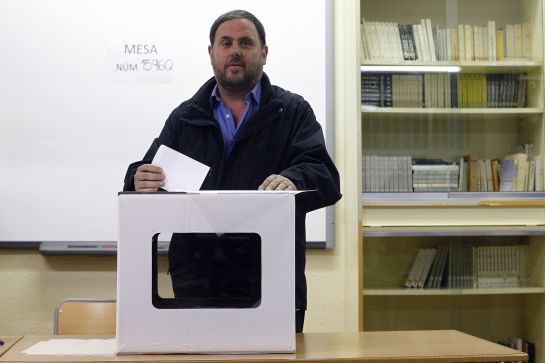 El líder de Esquerra Republicana de Catalunya, Oriol Junqueras, voluntario en las urnas El líder de Esquerra Republicana de Catalunya, Oriol Junqueras, voluntario en las urnas