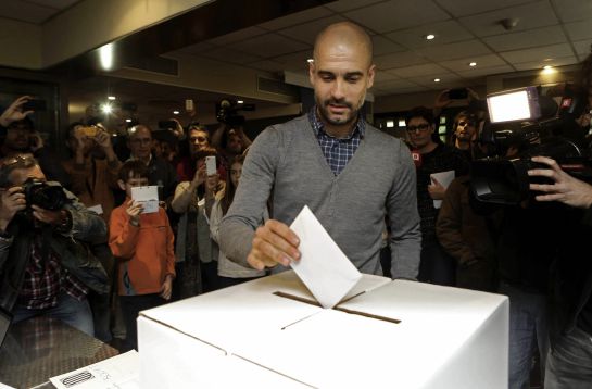 El entrenador del Bayern Múnich, Pep Guardiola, deposita su voto en la Via Augusta de Barcelona El entrenador del Bayern Múnich, Pep Guardiola, deposita su voto en la Via Augusta de Barcelona