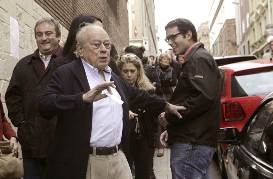 El expresidente de la Generalitat Jordi Pujol guarda cola en el instituto Montserrat de Barcelona,donde depositó su papeleta en la jornada participativa El expresidente de la Generalitat Jordi Pujol guarda cola en el instituto Montserrat de Barcelona,donde depositó su papeleta en la jornada participativa