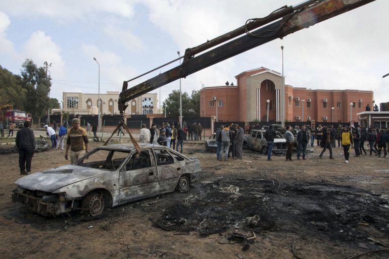 Una grua retira los restos de un vehículo calcinado por la explosión en la ciudad de Shahat, frente al edificio en el que el enviado de la ONU Bernardino León iba a reunirse con el primer ministro Al Thini Una grua retira los restos de un vehículo calcinado por la explosión en la ciudad de Shahat, frente al edificio en el que el enviado de la ONU Bernardino León iba a reunirse con el primer ministro Al Thini