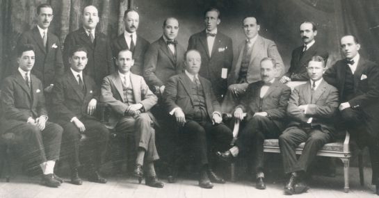 Los socios fundadores de Ràdio Barcelona, Andreu, Albiñá, Soler, Llorens, Mir y Vivó, Díaz, López Aznar, Mr. Royston, Guillén, Rifá Anglada, Huet y Maldonado. Los socios fundadores de Ràdio Barcelona, Andreu, Albiñá, Soler, Llorens, Mir y Vivó, Díaz, López Aznar, Mr. Royston, Guillén, Rifá Anglada, Huet y Maldonado.