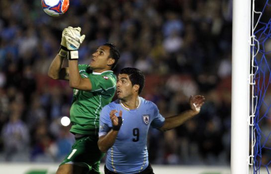 Luis Suárez marca con Uruguay Luis Suárez marca con Uruguay
