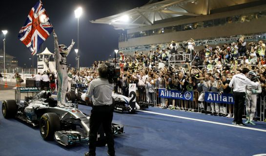 Hamilton celebra su título encima de su coche Hamilton celebra su título encima de su coche