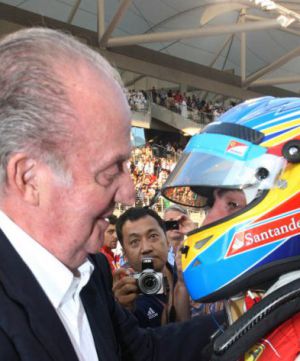 El rey Juan Carlos charla con Fernando Alonso El rey Juan Carlos charla con Fernando Alonso