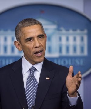 MHR46. WASHINGTON DC (EE.UU.), 24/11/2014.- El presidente estadounidense, Barack Obama, habla hoy, lunes 24 de noviembre de 2014, en la Casa Blanca en Washington DC (EE.UU.). Obama llamó hoy a la calma tras conocerse que el policía que mató al joven afroamericano Michael Brown no será imputado, al tiempo que admitió que este caso "evidencia" los retos aún pendientes para una nación con una historia de discriminación racial. "Hemos hecho grandes progresos en las relaciones raciales, he sido testigo de ello en mi propia vida, pero sigue habiendo problemas. (...) La situación en Ferguson evidencia desafíos que seguimos teniendo como nación", dijo Obama en una declaración no prevista desde la Casa Blanca. EFE/MICHAEL REYNOLDS MHR46. WASHINGTON DC (EE.UU.), 24/11/2014.- El presidente estadounidense, Barack Obama, habla hoy, lunes 24 de noviembre de 2014, en la Casa Blanca en Washington DC (EE.UU.). Obama llamó hoy a la calma tras conocerse que el policía que mató al joven afroamericano Michael Brown no será imputado, al tiempo que admitió que este caso "evidencia" los retos aún pendientes para una nación con una historia de discriminación racial. "Hemos hecho grandes progresos en las relaciones raciales, he sido testigo de ello en mi propia vida, pero sigue habiendo problemas. (...) La situación en Ferguson evidencia desafíos que seguimos teniendo como nación", dijo Obama en una declaración no prevista desde la Casa Blanca. EFE/MICHAEL REYNOLDS