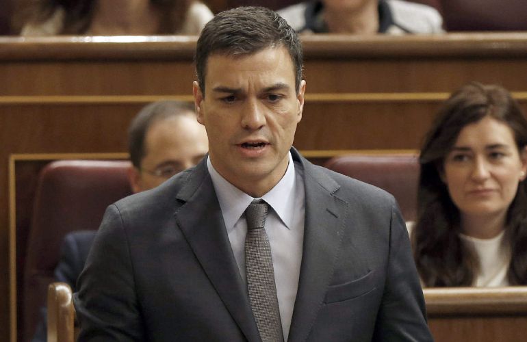 GRA039. MADRID, 19/11/2014.- El líder socialista Pedro Sánchez, durante su intervención hoy en la sesión de control del pleno del Congreso, en la que ha pedido al presidente del Gobierno, Mariano Rajoy, sus previsiones ante la situación generada tras el 9N, le ha instado a negociar la reforma de la Constitución y le ha advertido de que si sigue dando la espalda a este problema político, él acabará formando parte del problema. EFE/Paco Campos GRA039. MADRID, 19/11/2014.- El líder socialista Pedro Sánchez, durante su intervención hoy en la sesión de control del pleno del Congreso, en la que ha pedido al presidente del Gobierno, Mariano Rajoy, sus previsiones ante la situación generada tras el 9N, le ha instado a negociar la reforma de la Constitución y le ha advertido de que si sigue dando la espalda a este problema político, él acabará formando parte del problema. EFE/Paco Campos