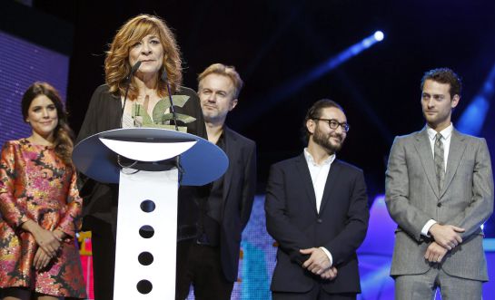 Varios miembros del equipo de la serie "El tiempo entre costuras", recogen el Premio Ondas. Varios miembros del equipo de la serie "El tiempo entre costuras", recogen el Premio Ondas.