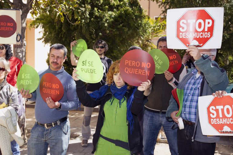 Una veintena de personas de la Plataforma Stop Desahucios de Teruel, con carteles de "Sí se puede""Pero no quieren", durante una protesta. EFE/Archivo Una veintena de personas de la Plataforma Stop Desahucios de Teruel, con carteles de "Sí se puede""Pero no quieren", durante una protesta. EFE/Archivo