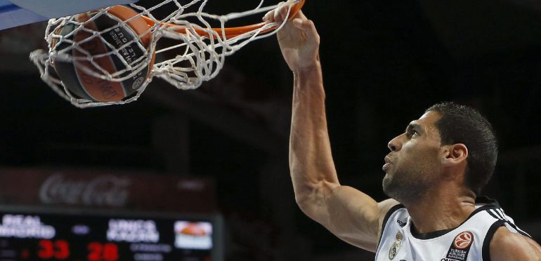 El pívot tunecido del Real Madrid Salah Mejri realiza un mate durante la derrota frente al Unics Kazan. El pívot tunecido del Real Madrid Salah Mejri realiza un mate durante la derrota frente al Unics Kazan.