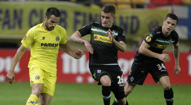 Borussia Monchengladbach's Thorgan Hazard (C) and Villarreal's Mario Gaspar (L) fight for the ball as Granit Xhaka watches during their Europa League soccer match at the Madrigal stadium in Villarreal, November 27, 2014. REUTERS/Heino Kalis (SPAIN - Tags: SPORT SOCCER) Borussia Monchengladbach's Thorgan Hazard (C) and Villarreal's Mario Gaspar (L) fight for the ball as Granit Xhaka watches during their Europa League soccer match at the Madrigal stadium in Villarreal, November 27, 2014. REUTERS/Heino Kalis (SPAIN - Tags: SPORT SOCCER)