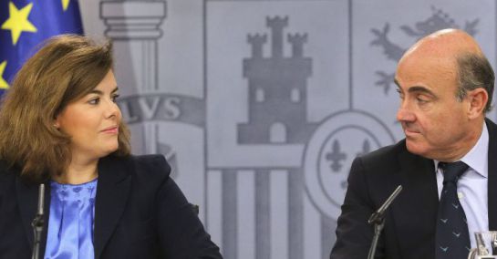 La vicepresidenta del Gobierno español Soraya Sáenz de Santamaría y el ministro de Economía y Competitividad, Luis de Guindos, durante la rueda de prensa posterior a la reunión del Consejo de Ministros. La vicepresidenta del Gobierno español Soraya Sáenz de Santamaría y el ministro de Economía y Competitividad, Luis de Guindos, durante la rueda de prensa posterior a la reunión del Consejo de Ministros.