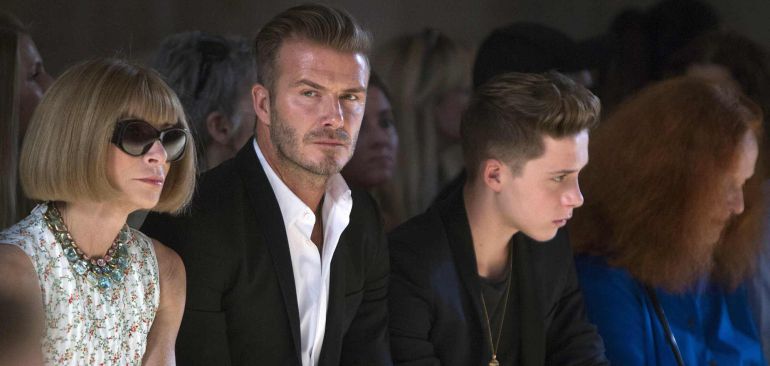 La editora de Vogue, Anna Wintour, junto a David Beckham y su hijo Brooklyn durante un desfile de Victoria Beckham en septiembre de 2014 La editora de Vogue, Anna Wintour, junto a David Beckham y su hijo Brooklyn durante un desfile de Victoria Beckham en septiembre de 2014