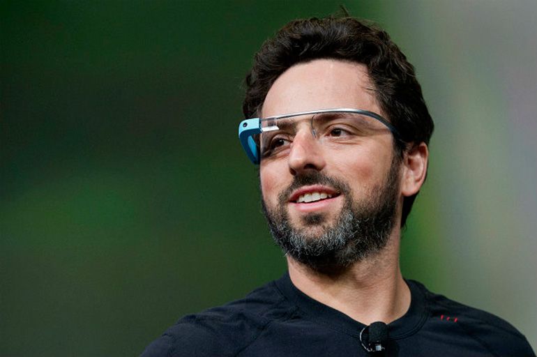 Sergey Brin con el prototipo de gafas experimentales de Google en su presentación Sergey Brin con el prototipo de gafas experimentales de Google en su presentación