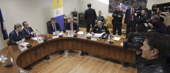 El presidente del Consejo Superior de Deportes (CSD), Miguel Cardenal, el secretario de Estado de Seguridad, Francisco Martínez, los directores generales de la Policía, Ignacio Cosidó y Guardia Civil, Arsenio Fernández de Mesa y el comisario general de Seguridad Ciudadana, Florentino Villabona, durante la reunión con carácter de urgencia de la Comisión Antiviolencia. El presidente del Consejo Superior de Deportes (CSD), Miguel Cardenal, el secretario de Estado de Seguridad, Francisco Martínez, los directores generales de la Policía, Ignacio Cosidó y Guardia Civil, Arsenio Fernández de Mesa y el comisario general de Seguridad Ciudadana, Florentino Villabona, durante la reunión con carácter de urgencia de la Comisión Antiviolencia.