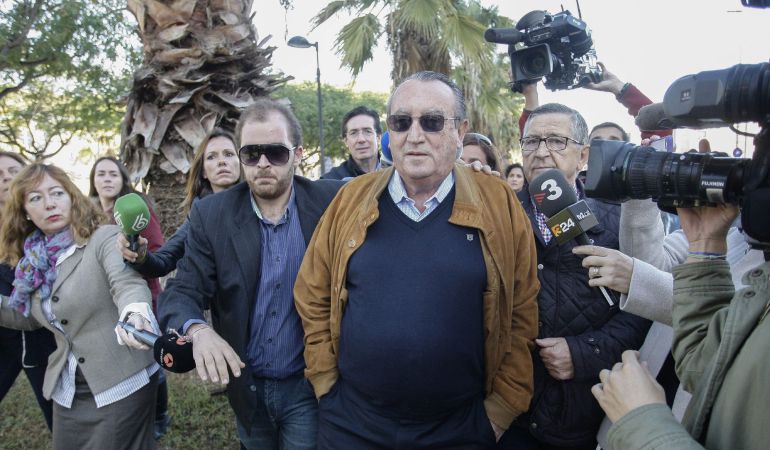 El expresidente de la Diputación y del PP de Castellón, Carlos Fabra, en la Audiencia de Castellón, donde se le ha notificado su ingreso en prisión El expresidente de la Diputación y del PP de Castellón, Carlos Fabra, en la Audiencia de Castellón, donde se le ha notificado su ingreso en prisión
