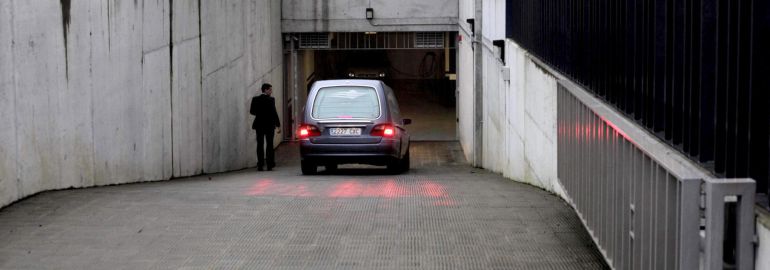 El cuerpo sin vida de Francisco Javier Romero Taboada, alias 'Jimmy', el aficionado que falleció el domingo en Madrid en una reyerta entre ultras del Deportivo y del Atlético, ha llegado este martes al Tanatorio Albia de A Coruña. El cuerpo sin vida de Francisco Javier Romero Taboada, alias 'Jimmy', el aficionado que falleció el domingo en Madrid en una reyerta entre ultras del Deportivo y del Atlético, ha llegado este martes al Tanatorio Albia de A Coruña.
