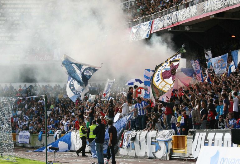 Bote de humo de los seguidores del Riazor Blues durante un partido Bote de humo de los seguidores del Riazor Blues durante un partido