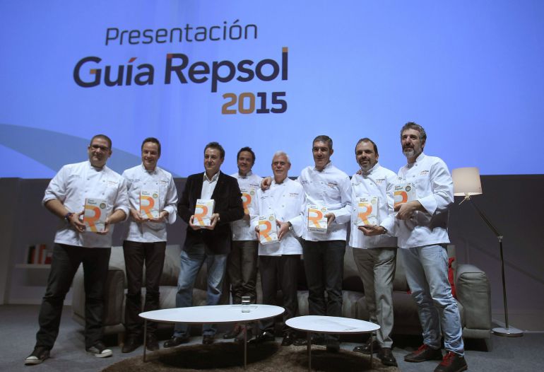 Los nuevos cocineros con tres soles posan junto al periodista José Ribagorda, tras la presentación celebrada en Madrid. Los nuevos cocineros con tres soles posan junto al periodista José Ribagorda, tras la presentación celebrada en Madrid.