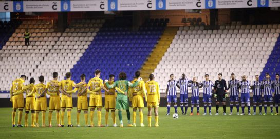 Los jugadores del Deportivo y el Málaga guardan un minuto de silencio por la muerte del aficionado que falleció el domingo en una reyerta entre ultras del equipo coruñes y el Atlético de Madrid. Los jugadores del Deportivo y el Málaga guardan un minuto de silencio por la muerte del aficionado que falleció el domingo en una reyerta entre ultras del equipo coruñes y el Atlético de Madrid.
