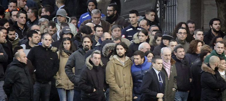 Un momento del entierro del hincha del Deportivo Francisco Javier Romero Taboada, en el cementerio de Feáns en A Coruña, de donde era natural. Al entierro asistieron unas trescientas personas, entre las que se encontraba el expresidente del Deportivo Augusto César Lendoiro (centro de la imagen). Un momento del entierro del hincha del Deportivo Francisco Javier Romero Taboada, en el cementerio de Feáns en A Coruña, de donde era natural. Al entierro asistieron unas trescientas personas, entre las que se encontraba el expresidente del Deportivo Augusto César Lendoiro (centro de la imagen).