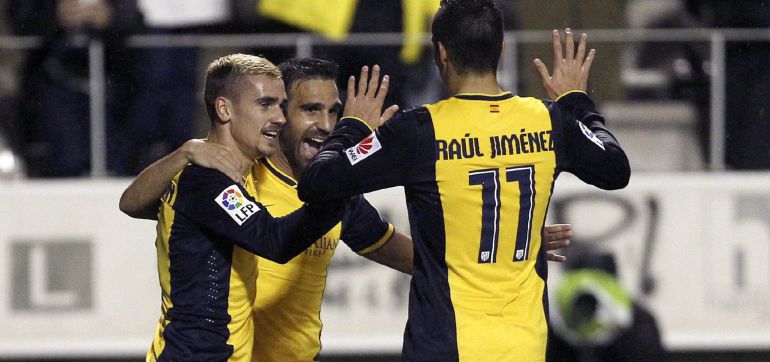 El delantero francés Antoine Griezmann celebra con sus compañeros el gol marcado al equipo catalán. El delantero francés Antoine Griezmann celebra con sus compañeros el gol marcado al equipo catalán.