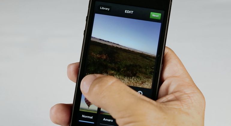Un usuario emplea la aplicación Instagram en su smartphone Un usuario emplea la aplicación Instagram en su smartphone